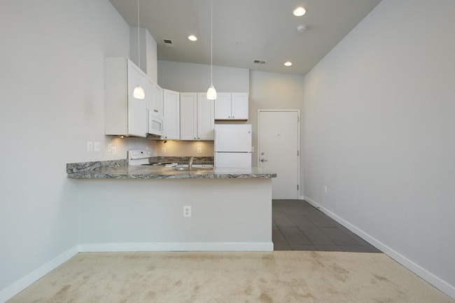 Building Photo - Easy and Convenient