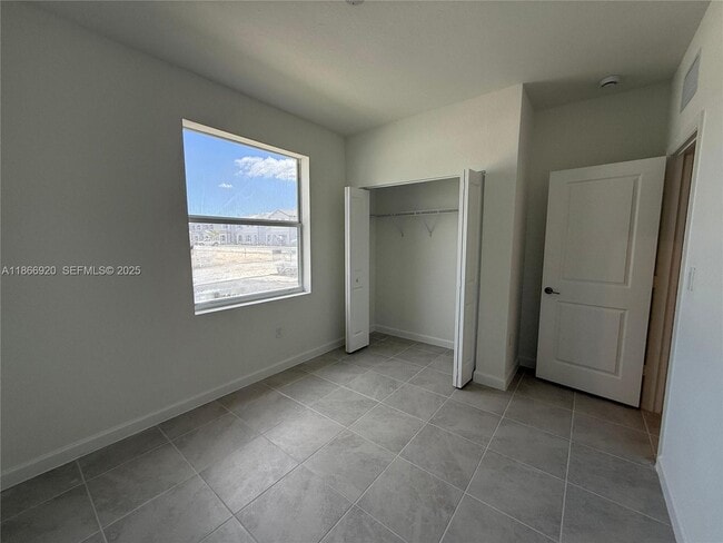 Building Photo - 184 10th Ct