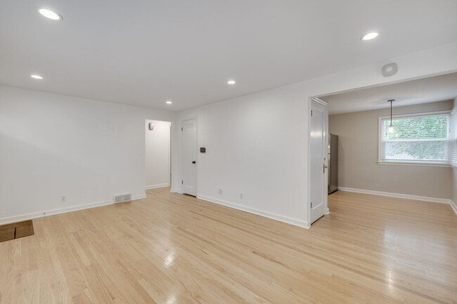 Building Photo - Charming 4 Bed, 2.5 Bath Brick Bungalow in...
