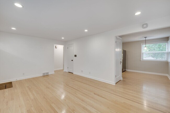 Foto del edificio - Charming 4 Bed, 2.5 Bath Brick Bungalow in...