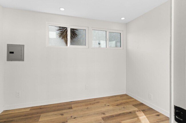 Foto del edificio - 2055 Thomas Ave