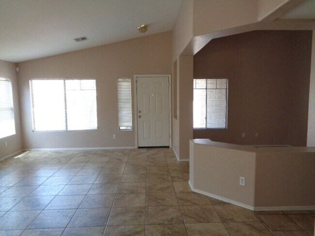 Foto del edificio - Beautiful 3 bedroom home in lovely neighbo...
