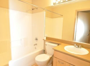 Foto del edificio - Great Studio Condo unit right between Capi...