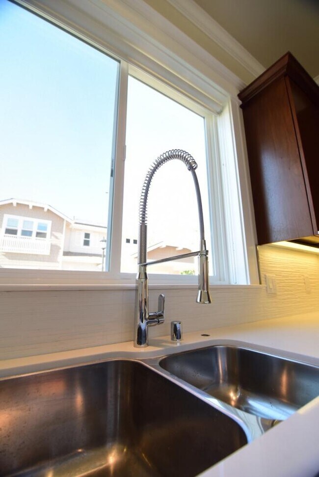 Building Photo - 4 bedroom in Mountain View CA 94040