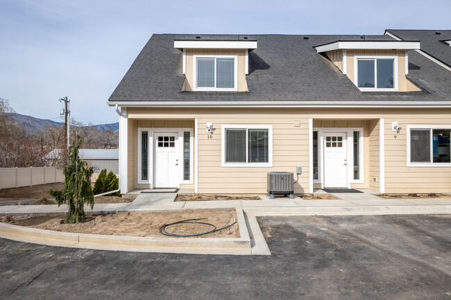 Building Photo - 14th St Townhomes
