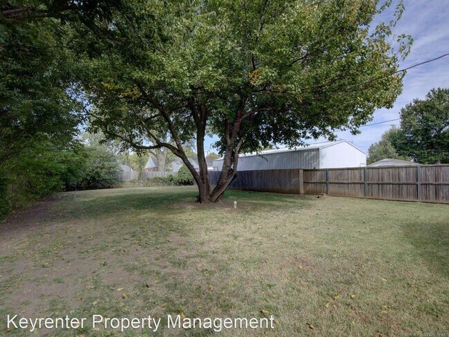 Building Photo - 2 br, 1 bath House - 2441 E 4th St