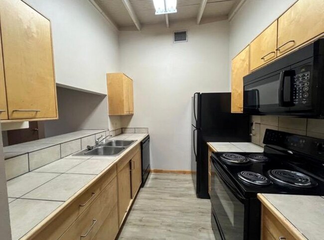 Building Photo - 2204 Breezy Dr