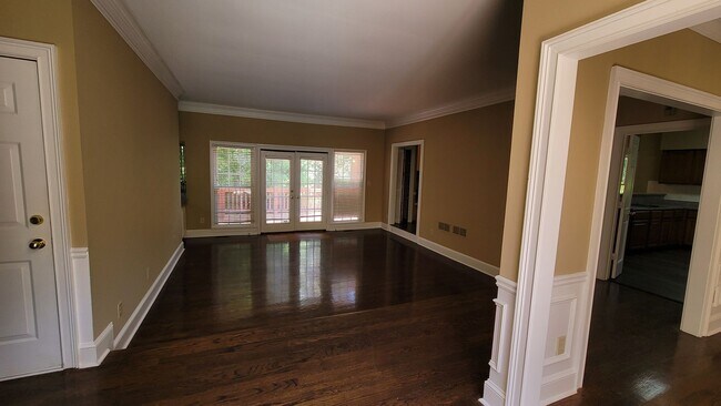 Foto del edificio - Four-Sided Brick Ranch in Johns Creek!