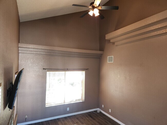 Building Photo - Awsome Home Conveniently Located To Fun & ...