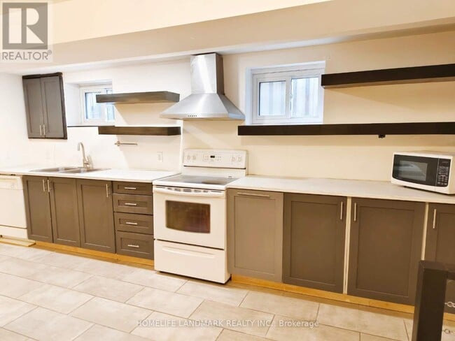 Building Photo - 2527 Kingsberry Crescent