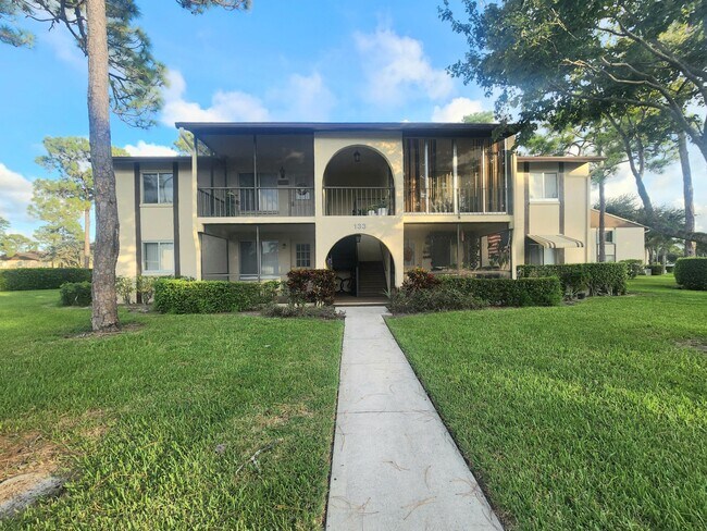 Foto del edificio - 133 Lake Pine Cir