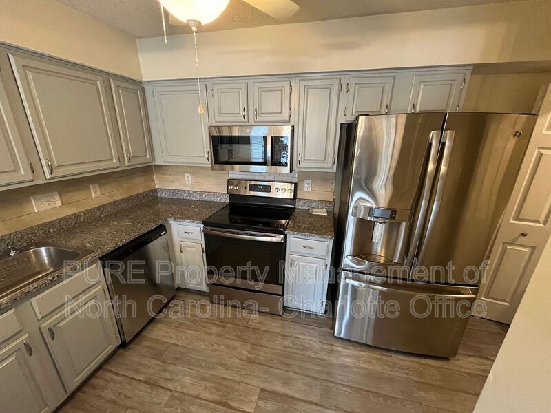 Foto principal - 5849 Harris Grove Ln