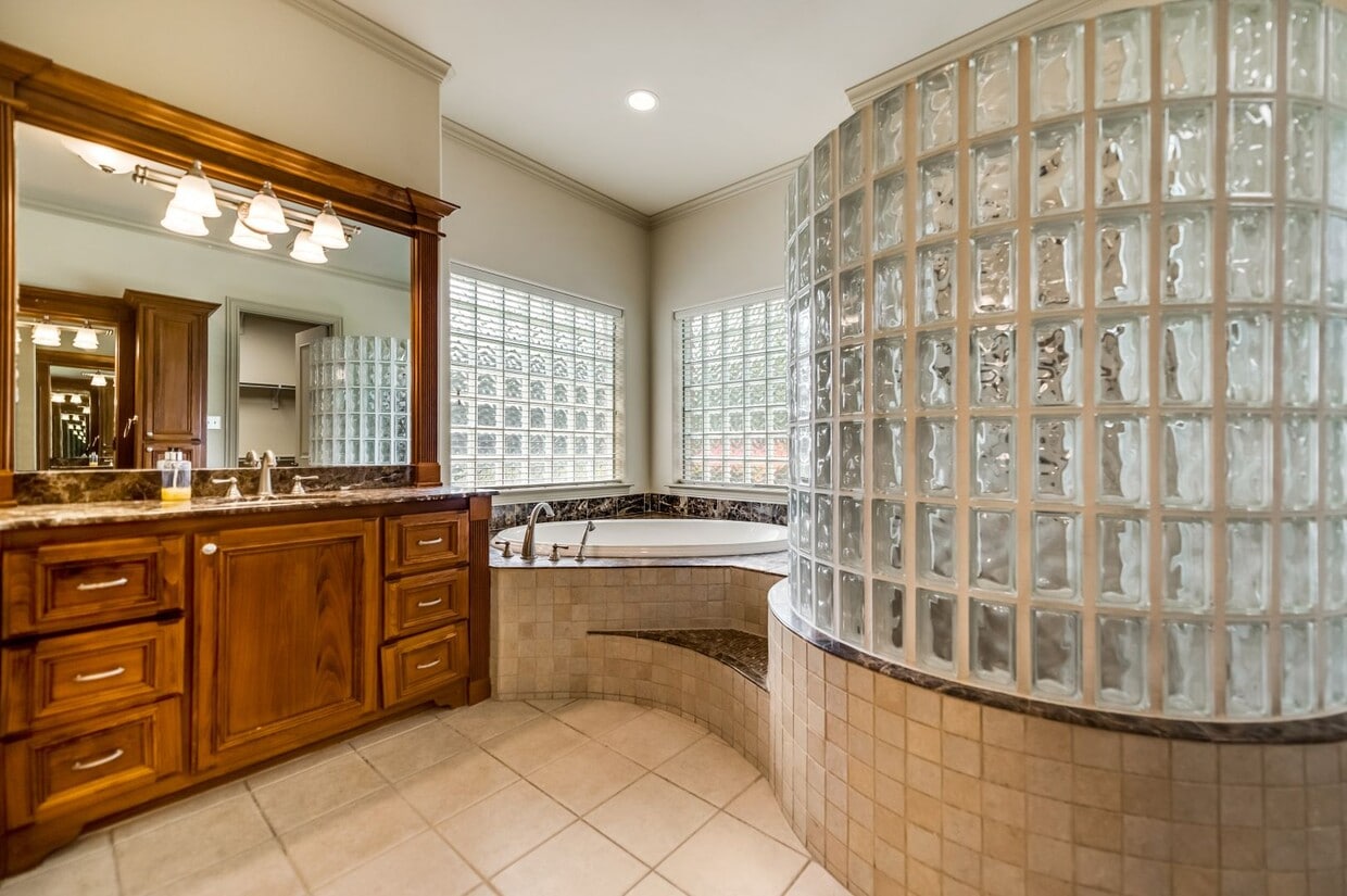Foto principal - Gorgeous Custom Home on a private 1 acre l...