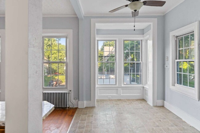 Building Photo - "Charming 1-Bedroom Retreat in the Heart o...