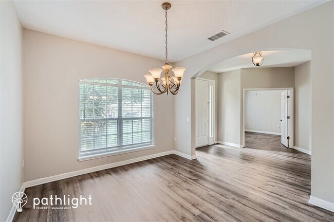 Foto del edificio - 3410 Starbird Dr