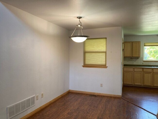 Building Photo - Dog friendly 3 Bedroom Condo!