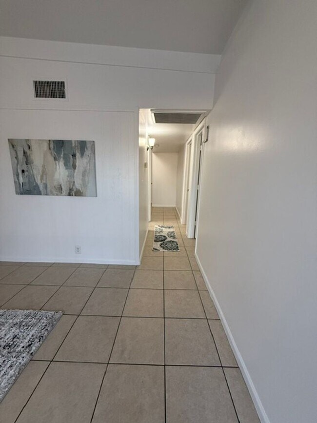 Foto del edificio - 2 Bed 1 Bath Spacious Apartment