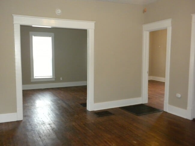 Building Photo - 3 Bedroom House-Downtown