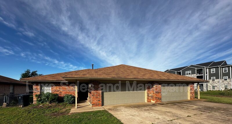 Primary Photo - 535 N Davis Avenue