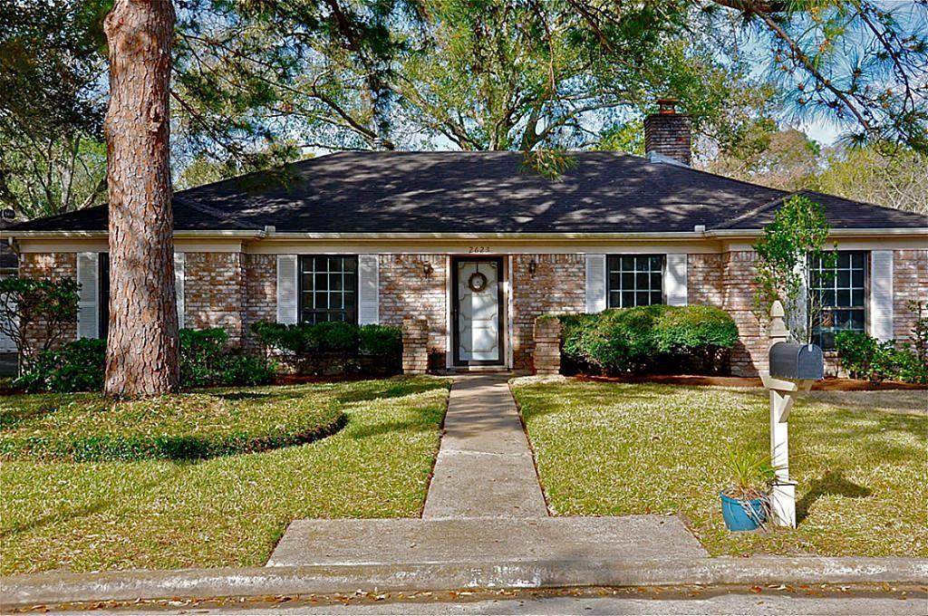 Foto principal - 2623 Pine Village Dr
