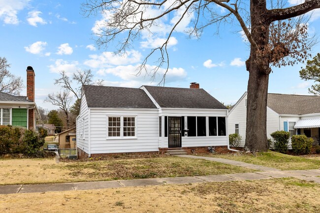 Building Photo - Beautifully Renovated 3 Bedroom 2 Bath Hom...