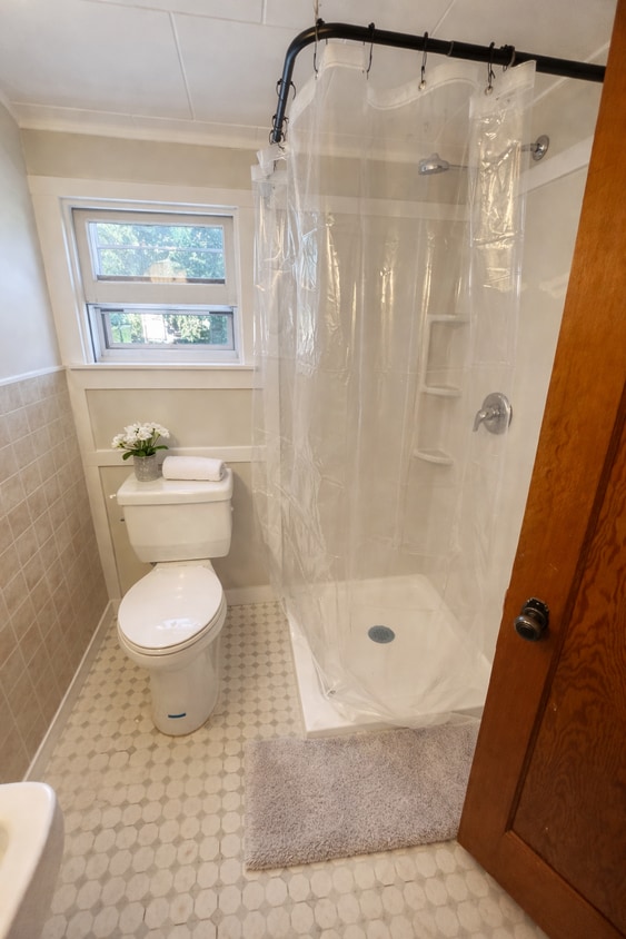 Building Photo - 801 E Lakeside Ave