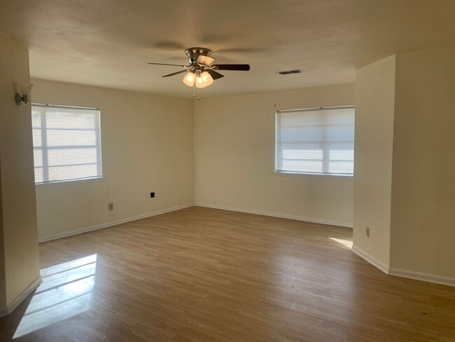 Building Photo - 1502 Skyline Dr