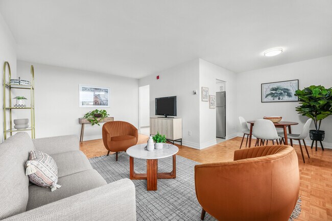 Photo du bâtiment - RENOVATED 2BD 1 Bathroom with AC in PRIME ...