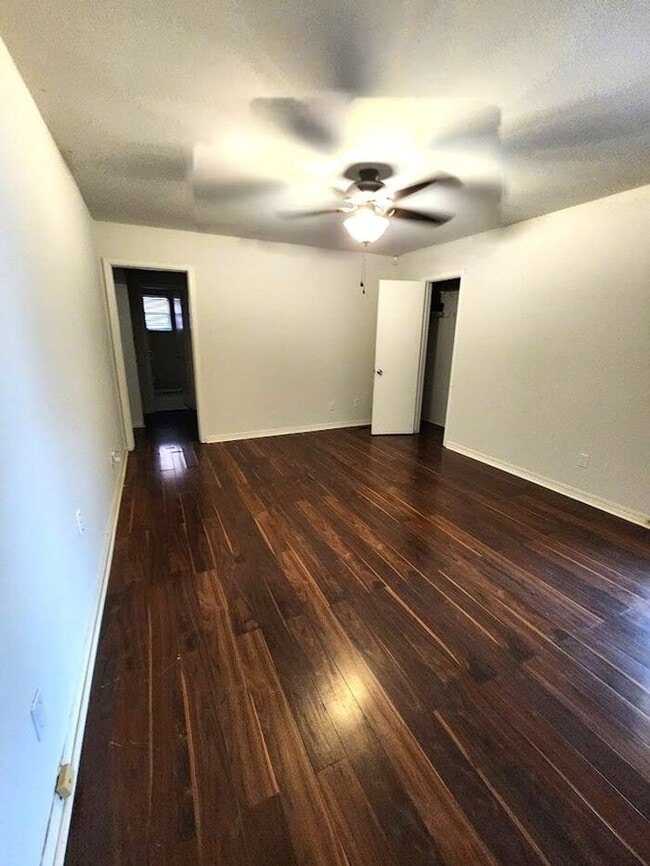 Building Photo - 2 Bed 2 Bath 2 Car Garage Duplex in NW OKC