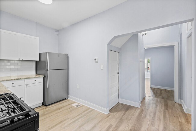 Building Photo - 3950 Lancaster Ave