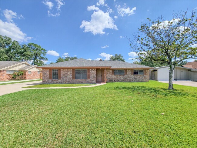 Foto del edificio - 2115 Forest Oaks Dr