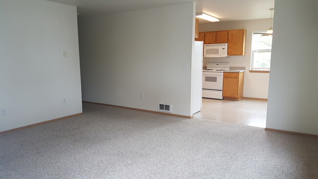 Building Photo - 450 NW Parr Dr