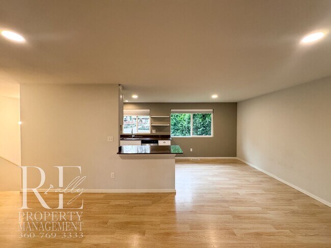 Foto del edificio - Modern Split-Level Home with Two Living Spaces & Expansive Yard in Port Orchard