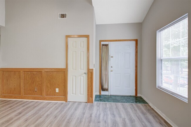Foto del edificio - 7945 Parklane Court Apt #E, North Charlest...