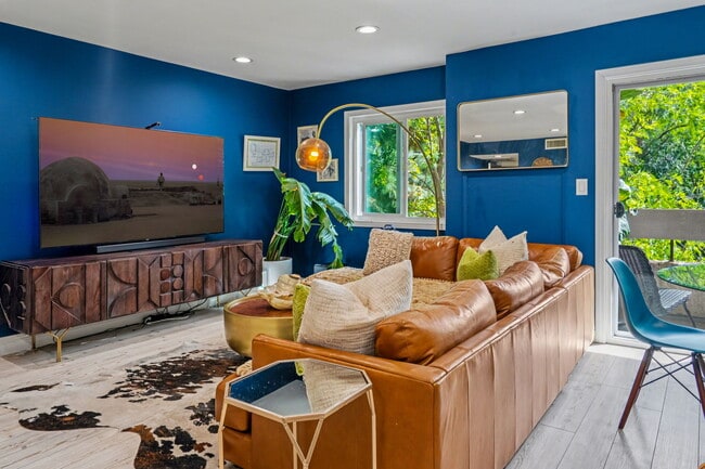 Foto del edificio - 2700 Cahuenga Blvd E