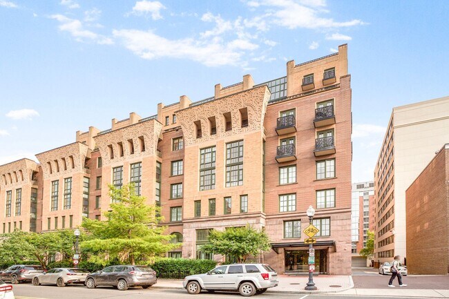 Building Photo - Available Now! High End 1 Bed/ 1 Bath in Amenity Rich Building