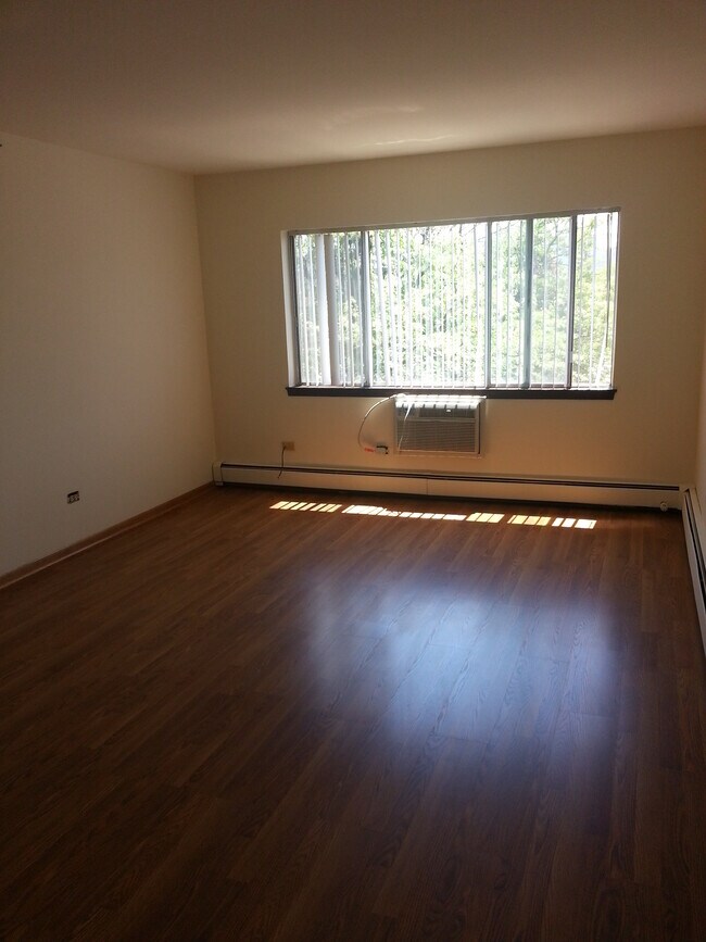 Building Photo - 411 Inland Dr