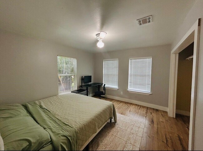 Foto del edificio - 8137 Wetherby Ln