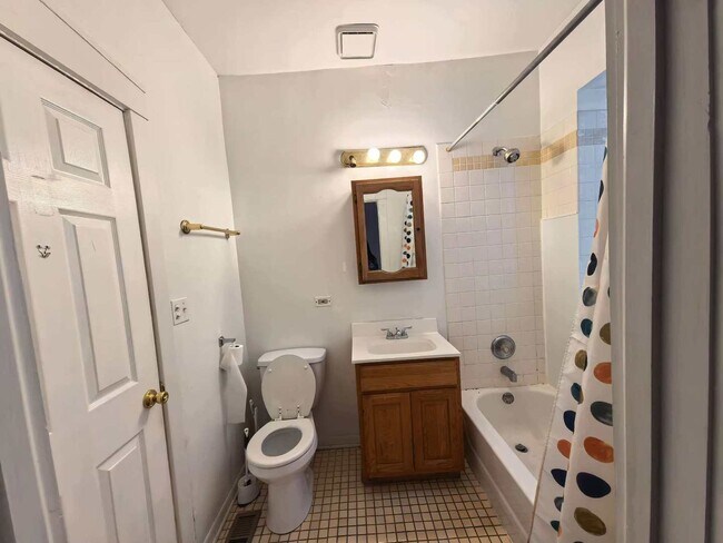 Foto del edificio - 651 E 50th Pl