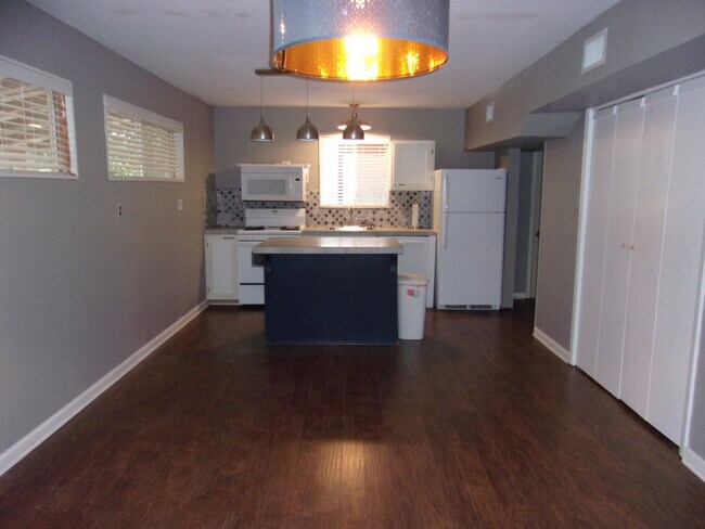 Building Photo - 216 Pinehill Rd