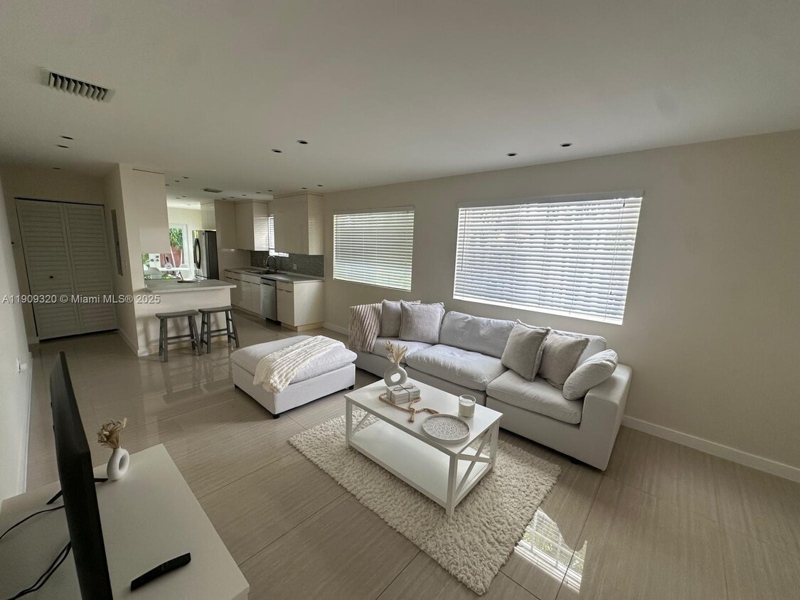 Foto principal - 9464 Abbott Ave