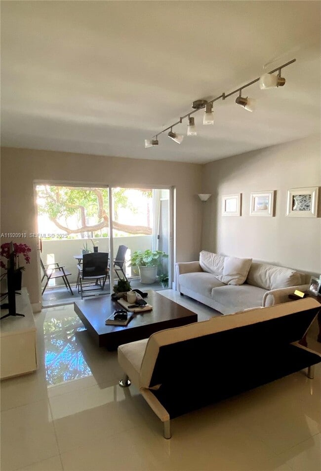 Foto del edificio - 300 Galen Dr