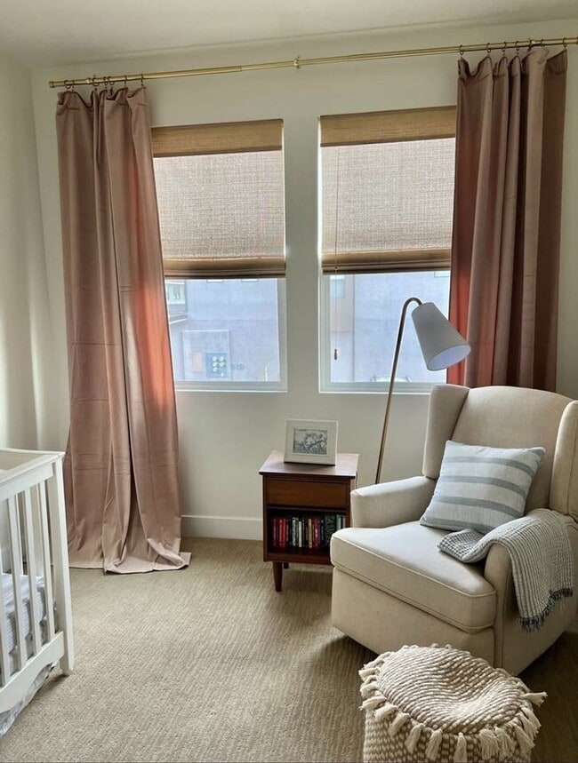 Building Photo - Gorgeous Townhome with Community Pool and Amenities