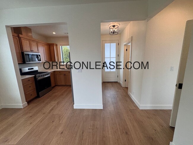 Building Photo - Brand New 3-Bed, 2.5-Bath Townhouse in Coburg