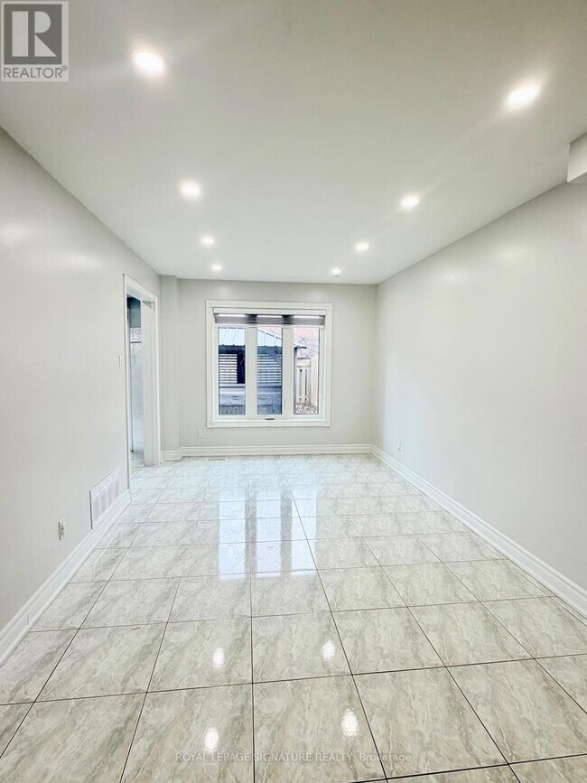 Building Photo - 16 Oak Knolls Crescent