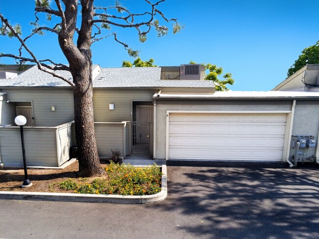 Building Photo - 15766 Midwood Dr