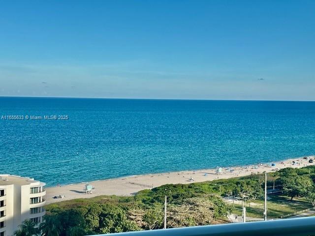 Foto del edificio - 100 Bayview Dr