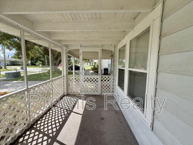 Foto del edificio - 300 N Jefferson Ave