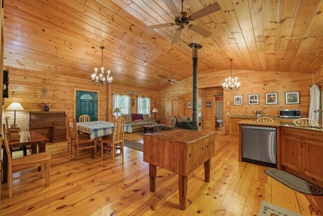 Foto del edificio - Peaceful Log Home Retreat – Long-Term Beck...