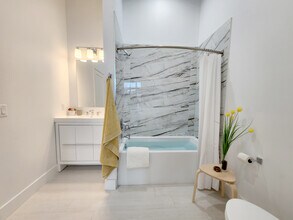 Building Photo - One Five on Washington